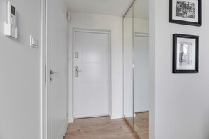 40-inch flat-screen TV with satellite channels - Petit Repit by Grand Apartments (Sopot)