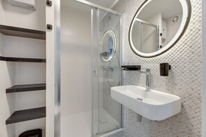 Shower, rainfall showerhead, towels