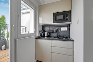 Apartamento clássico, sacada, vista para a cidade | Cozinha americana privada