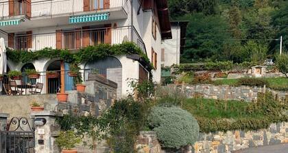 Casa Savina, Stunning Lake and Mountain Views, Private Garden With Parking Space