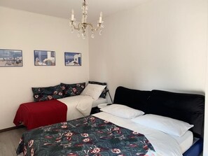 2 habitaciones, tabla de planchar con plancha y cuna de viaje 