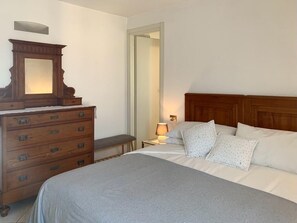 2 slaapkamers, een strijkplank/strijkijzer, reisbedje, gratis wifi