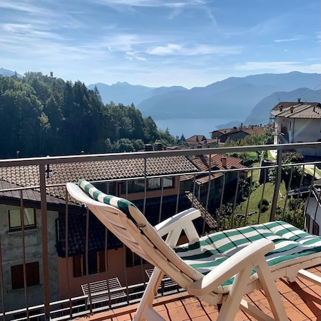 Parco della struttura. Casa Savina, stunning lake and mountain views, private garden with parking space