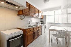 Kjøleskap, mikrobølgeovn, ovn og kokeplater