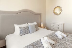 1 bedroom, desk, travel cot, Internet