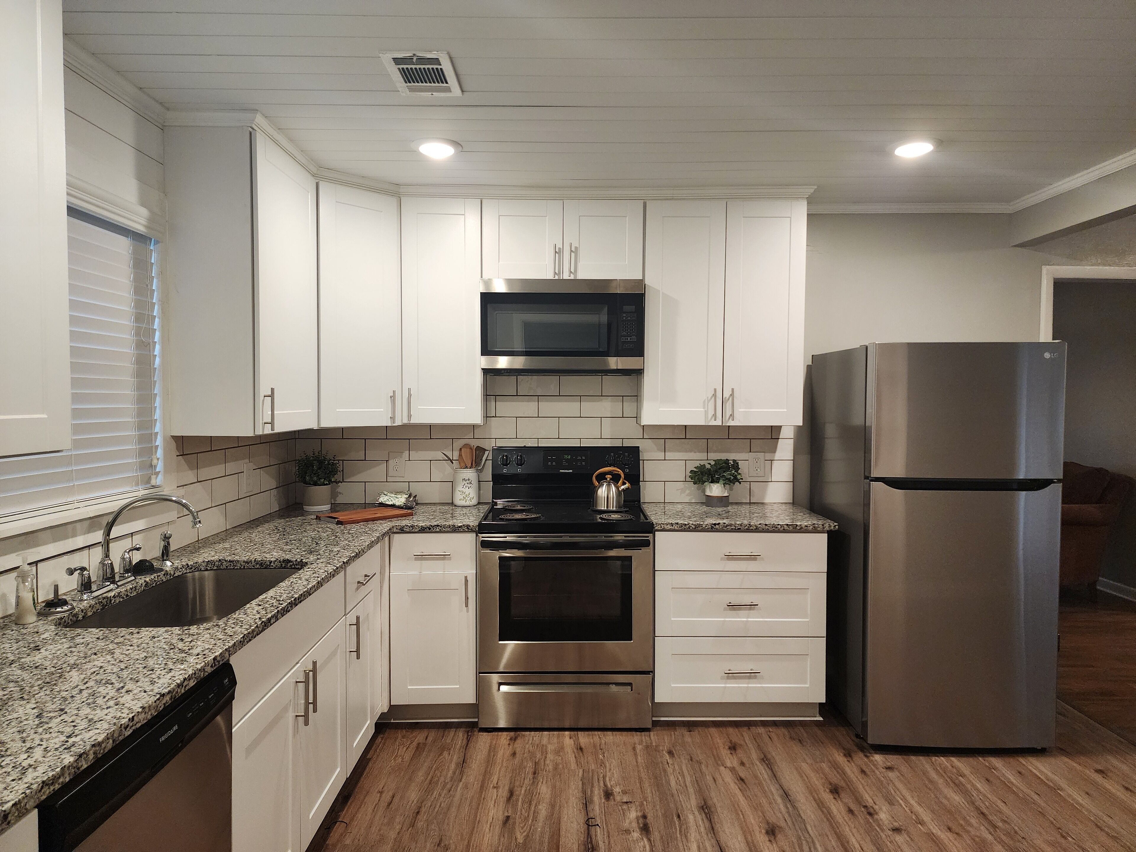 Micro-ondes, four, plaque de cuisson, lave-vaisselle