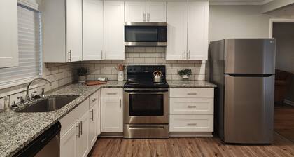 Welcome to the Hollywood of the South! 2 miles from Covington Square.