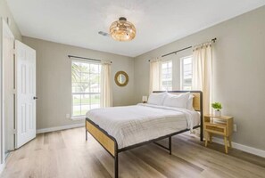 4 室のベッドルーム、アイロン / アイロン台、WiFi (無料)、ベッドシーツ