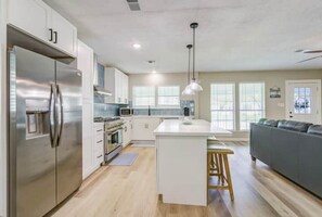 冷蔵庫、電子レンジ、オーブン、コンロ