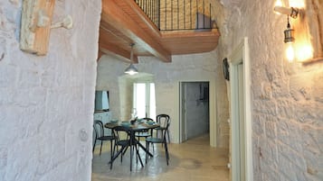 Trullo Superior | Area soggiorno | Smart TV 43 pollici con canali digitali, caminetto