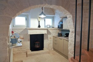 Trullo Superior | Cocina privada | Frigorífico grande, microondas, placa de cocina y lavavajillas