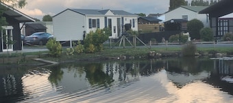 Chalet Sea-renity Lakeside met Jacuzzi