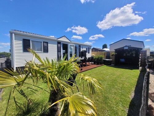 Chalet Sea-renity Lakeside met Jacuzzi