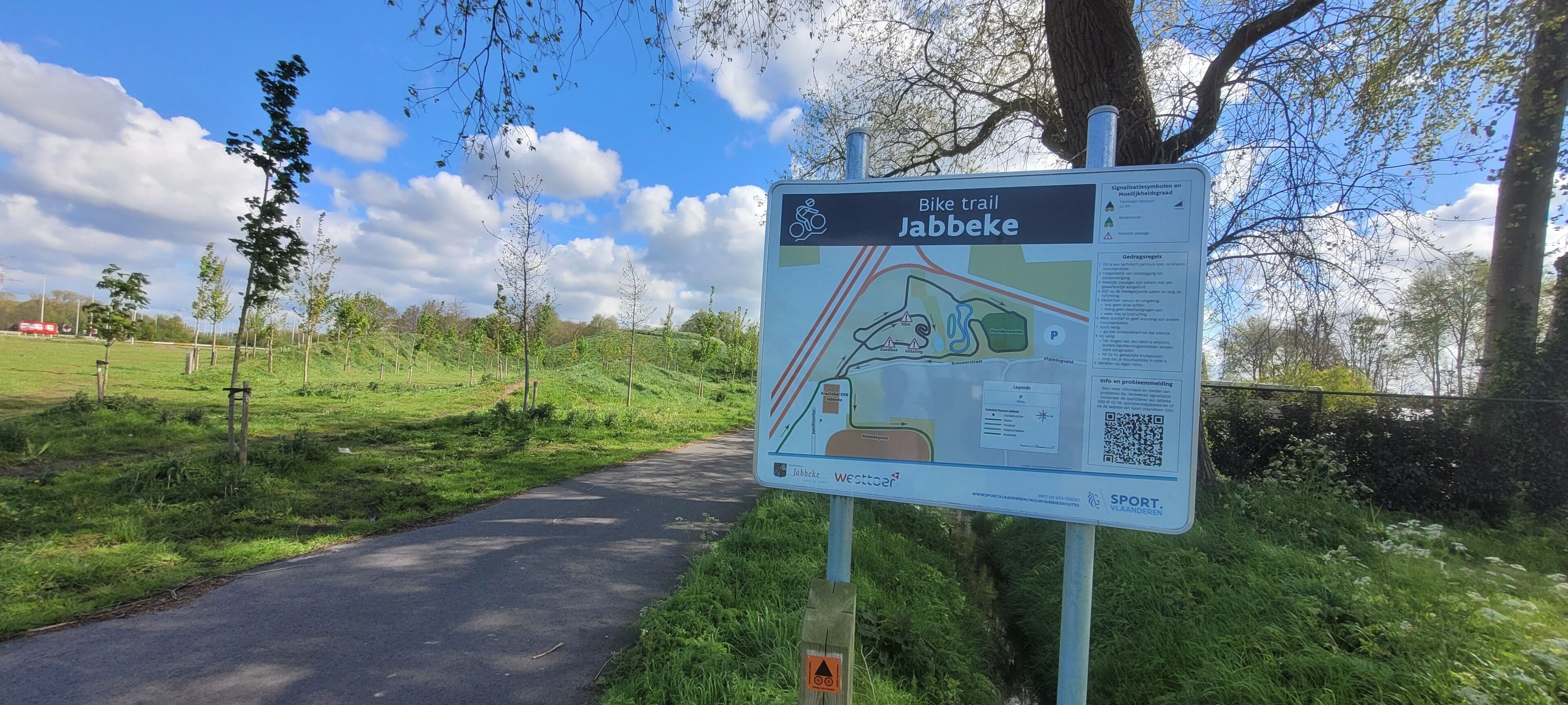Schild für den 'Bike trail Jabbeke' mit Karte und QR-Code.