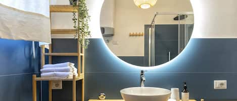 Dusche, Haartrockner, Bidet, Handtücher