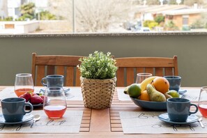 Outdoor dining - Mariposa House. Air conditioning, parking, wi-fi. (Alghero)