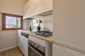 Kylskåp, mikrovågsugn, spishäll och diskmaskin