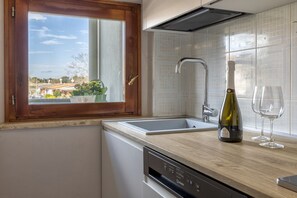Fridge, microwave, stovetop, dishwasher - Mariposa House. Air conditioning, parking, wi-fi. (Alghero)