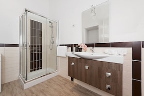 Suihku, hiustenkuivaaja, bidee, pyyhkeet