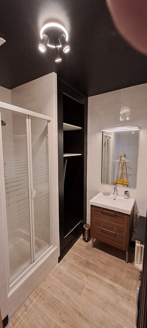 Secadora de cabello, toallas, jabón, papel de baño 