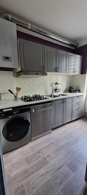 Réfrigérateur, four à micro-ondes, un four, surface de cuisson