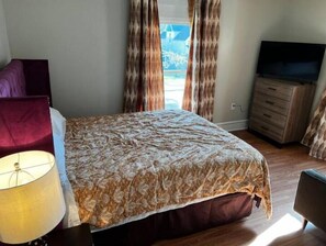 3 bedrooms, desk, iron/ironing board, free WiFi - Fenced in backyard. Great pet property. Monon Trail access. (Indianapolis)