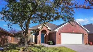 A residential house with a brick exterior, a garage, and a well-maintained lawn. - FIFA 2026‼️ Modern 3 bedroom home for stay! AT&T Stadium, Globe Life Field. (Mansfield)