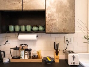Frigorífic, microones, placa de cuina i rentaplats 