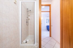 Douche, sèche-cheveux, bidet, serviettes fournies