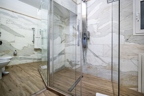 Doccia, asciugacapelli, bidet, asciugamani