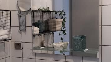 Een douche, een haardroger, handdoeken, zeep