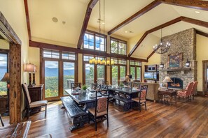 Dining - Heated Pool/Hot Tub/Theatre/Game/Fire/Sleep 34 (Gatlinburg)