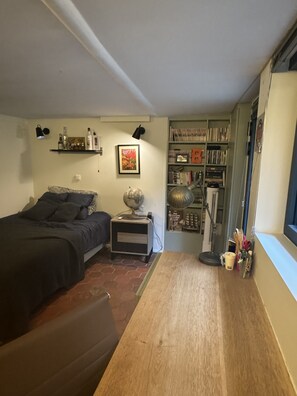 4 habitaciones, tabla de planchar con plancha, wifi y ropa de cama