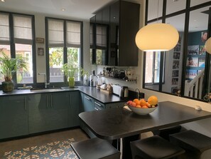 Lave-vaisselle, blender, batterie de cuisine, vaisselle et ustensiles