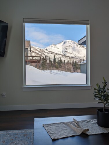 Newer mountainside retreat with beautiful views close to town!