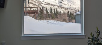 Newer mountainside retreat with beautiful views close to town!