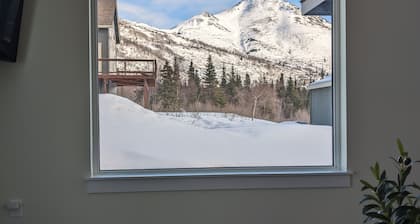 Newer mountainside retreat with beautiful views close to town!