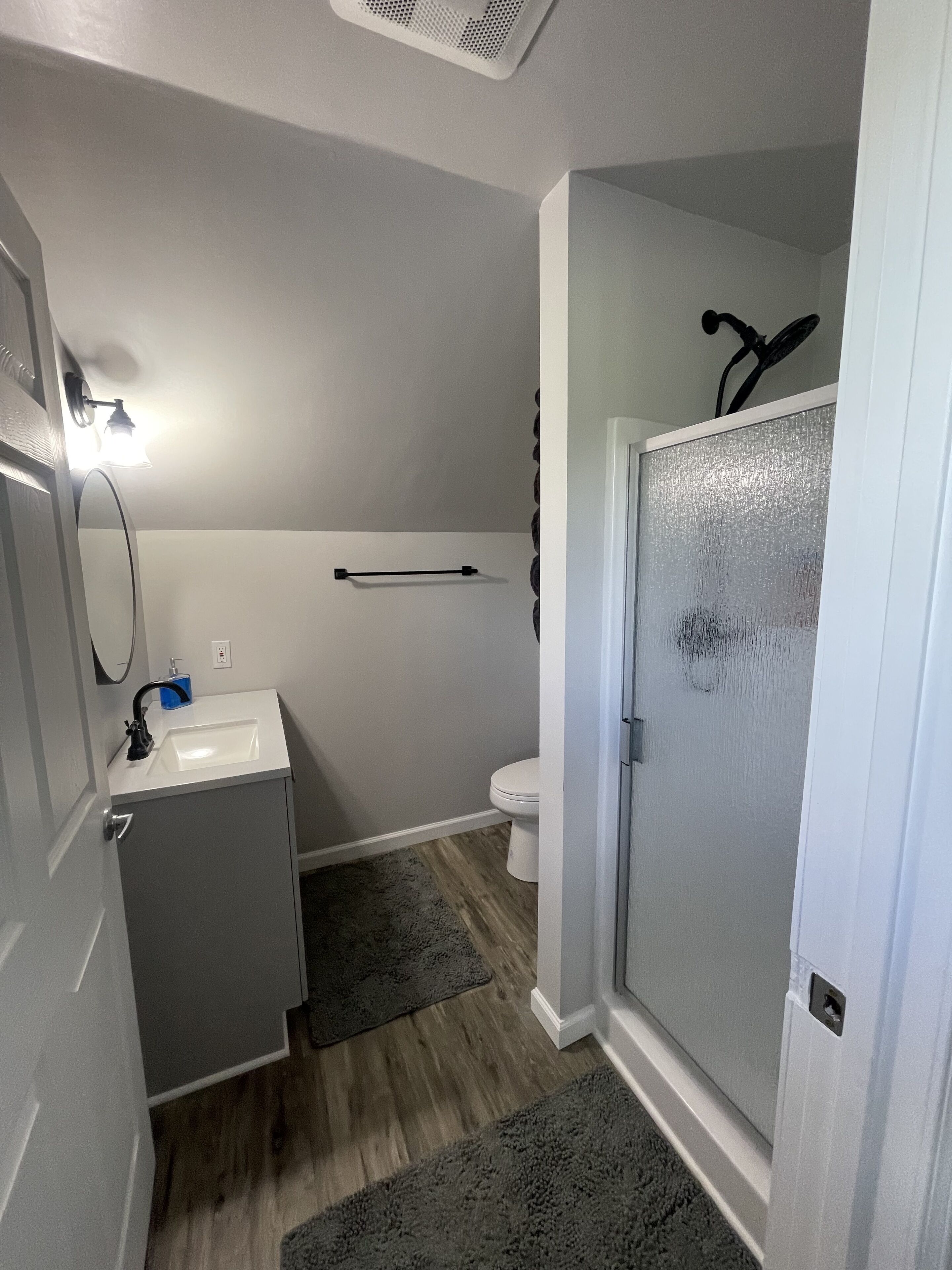 Ducha, secador de pelo, toallas y jabón