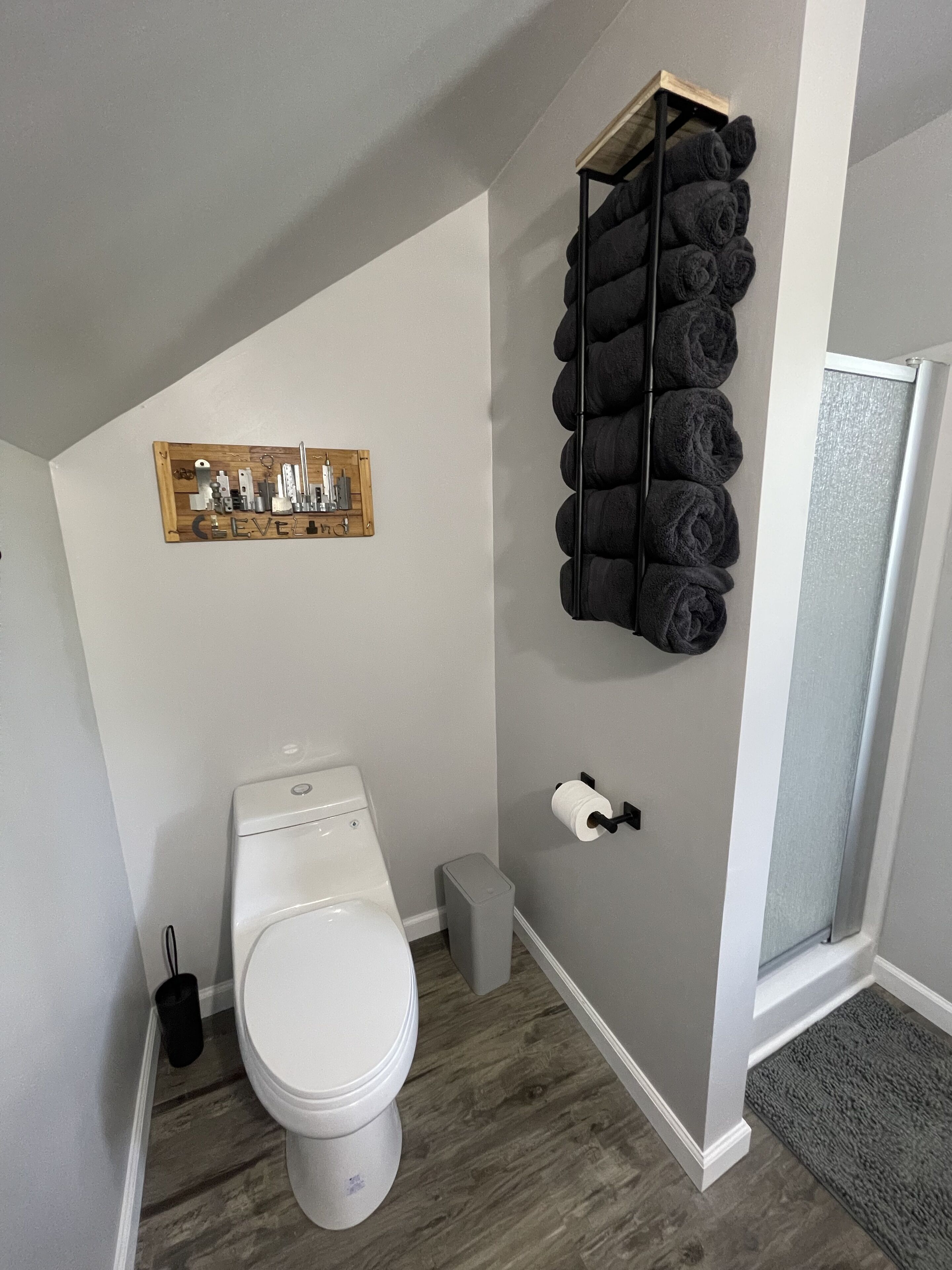 Ducha, secador de pelo, toallas, jabón