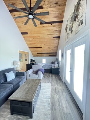 Smart TV - Stay in our cozy Maple Syrup Sugarhouse at Butternut Maple Farm (Burton)
