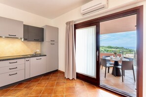 Kühlschrank, Mikrowelle, Herdplatte, Toaster