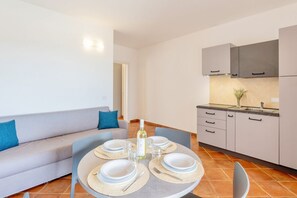 Una cocina moderna con gabinetes grises y un horno empotrado.
