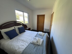 2 habitaciones, tabla de planchar con plancha, wifi y ropa de cama