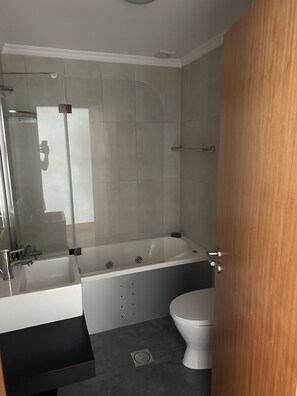 Secadora de cabello, bidet, toallas, jabón