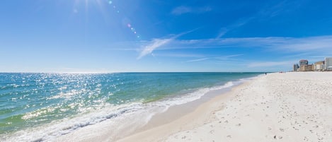 Una playa cerca, sillas reclinables de playa, toallas de playa