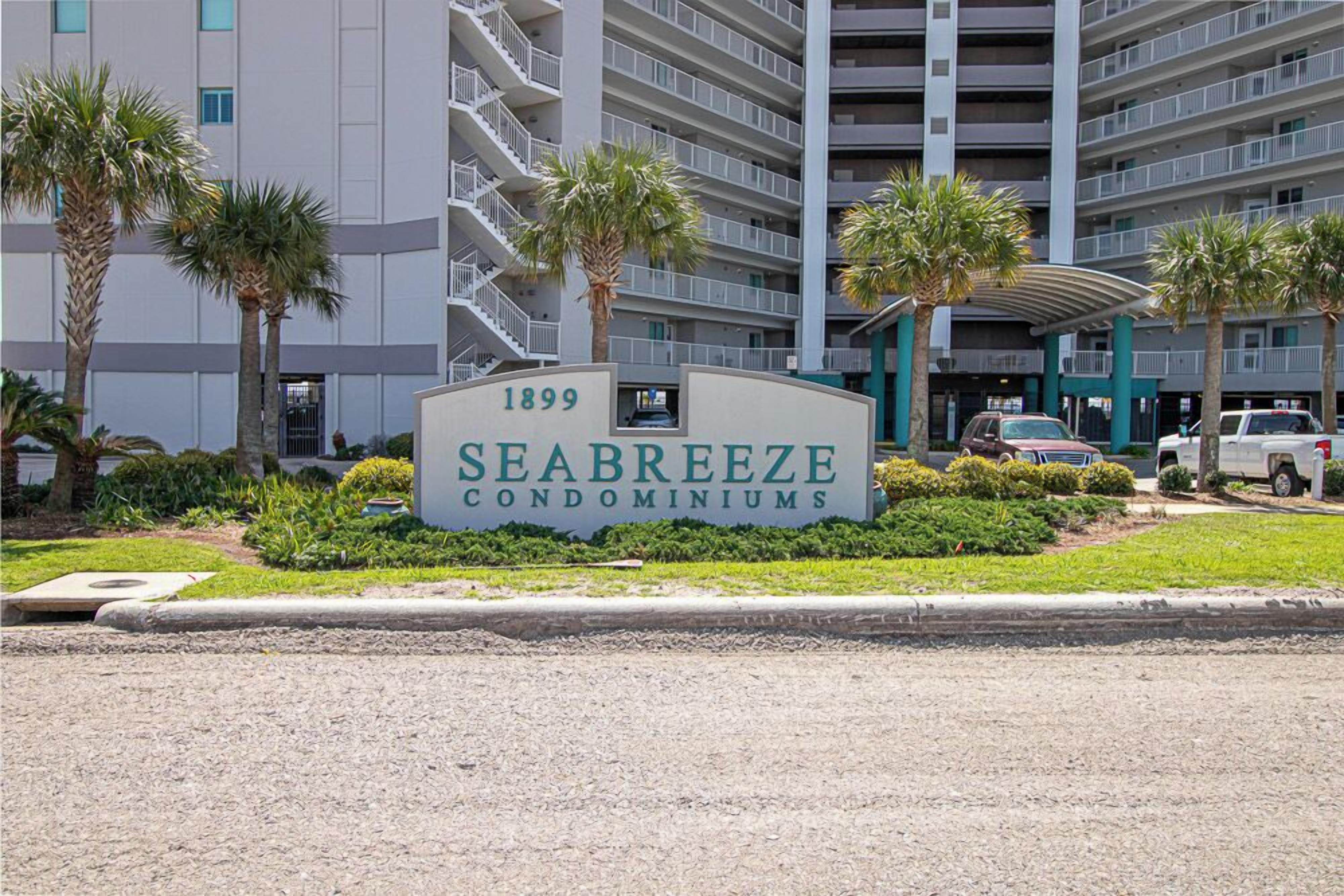 Skilt for Seabreeze Condominiums med årtallet 1899.