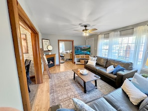 Smart TV, fireplace, books - Brookside Cabin Brown County - Hot Tub & Fire Pit (Nashville)