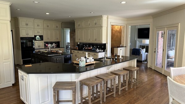 Mikrobølgeovn, ovn, kokeplater og oppvaskmaskin