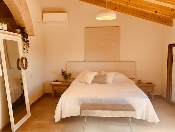 5 bedrooms, iron/ironing board, WiFi, bed sheets