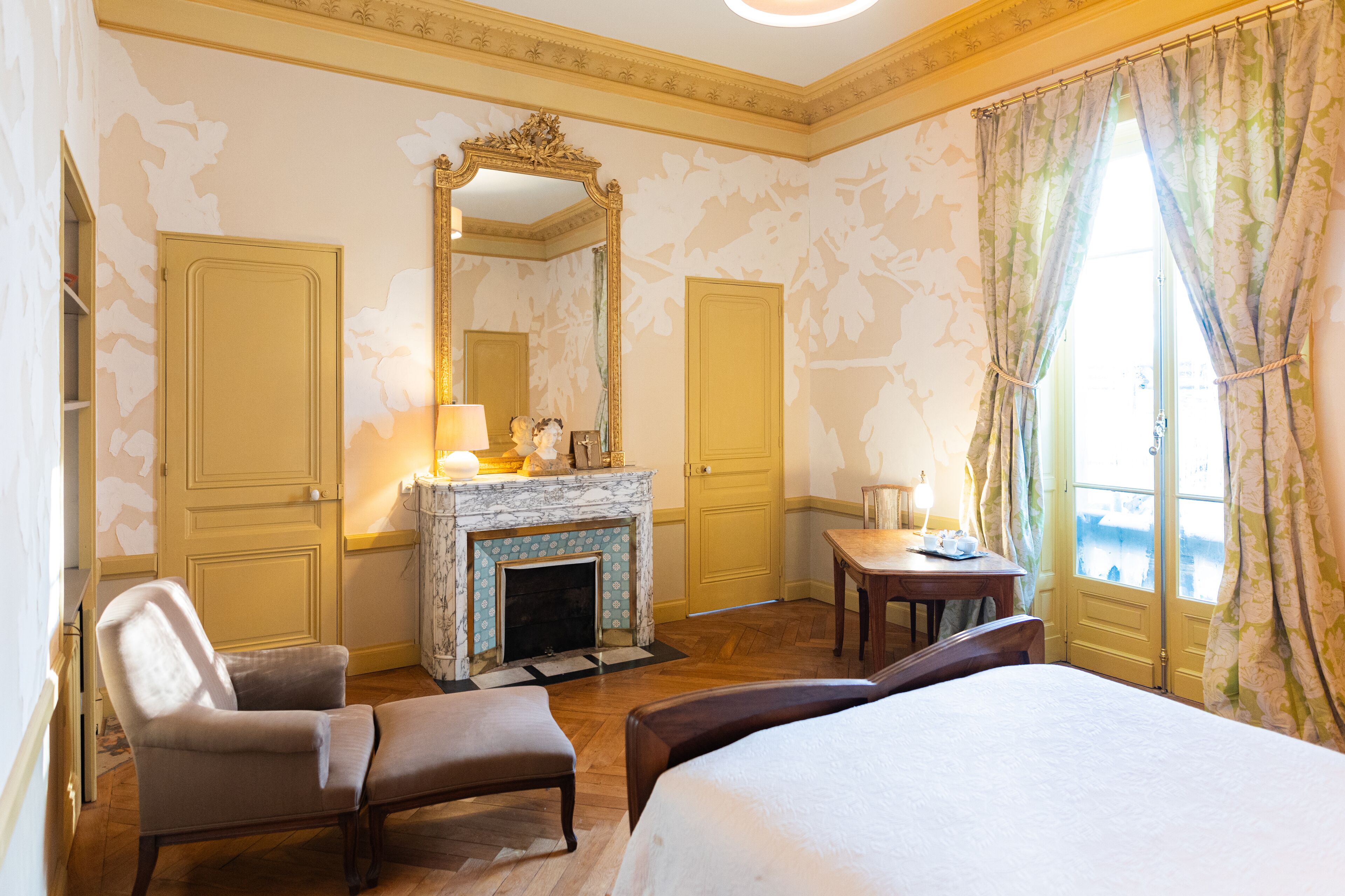 1 soverom, skrivebord, strykejern/-brett og reiseseng for barn